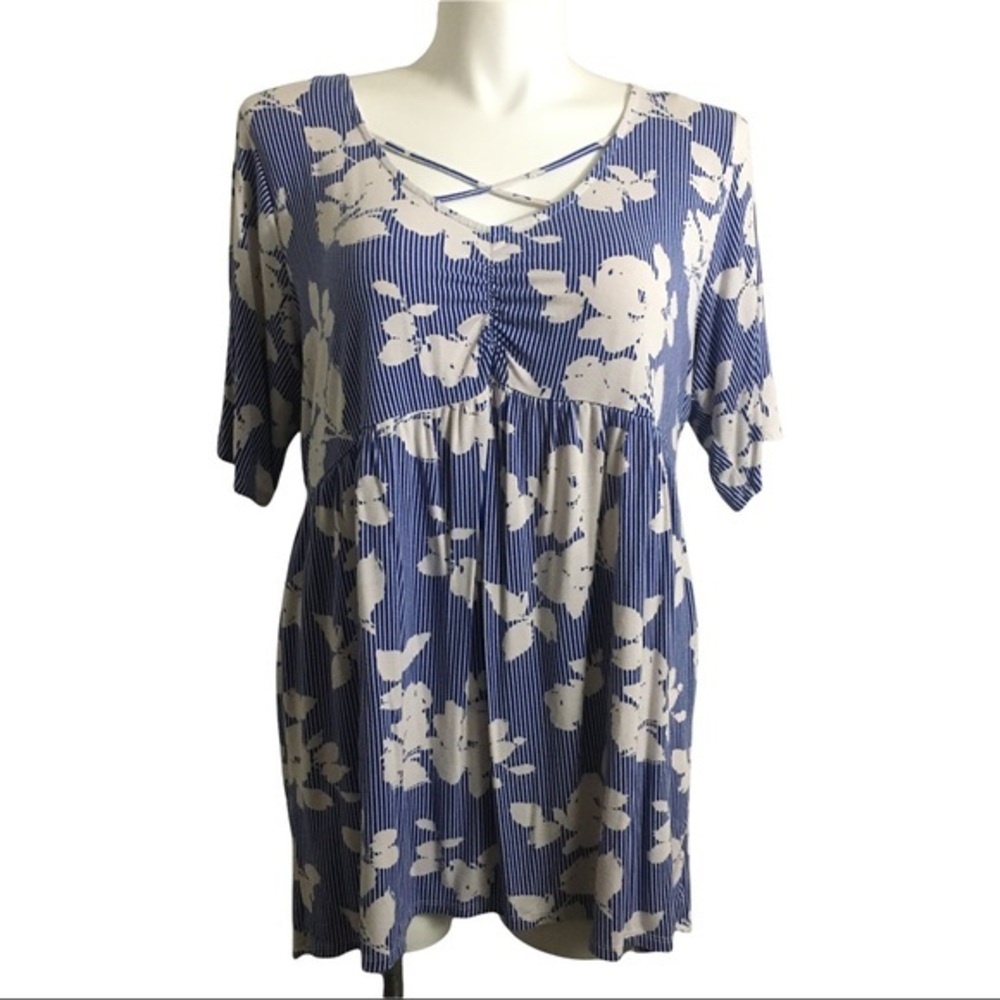 Boutique blue/white shirt sleeve knit floral top. Sz 2X